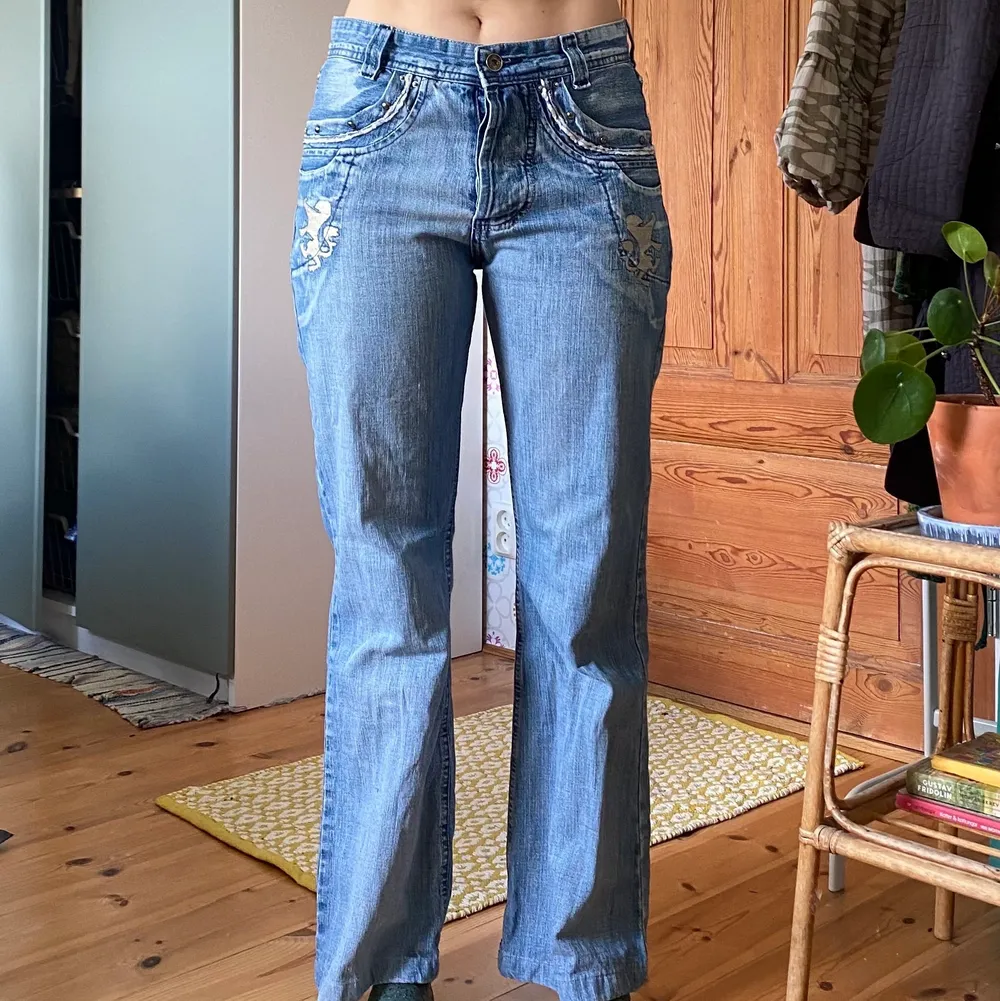 Ett par blackbulljeans med lite fräcka broderier<3. Jeans & Byxor.