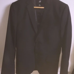 Kostym billigt , kavaj, kostymbyxor - Kavaj. Bra skick som oanvänd. Från HM.  Byxor:  250kr.      Butikspriset 700kr Storlek: 44 och 48 Kavaj: 250kr. Butikspriset: 700kr Storlek: 46