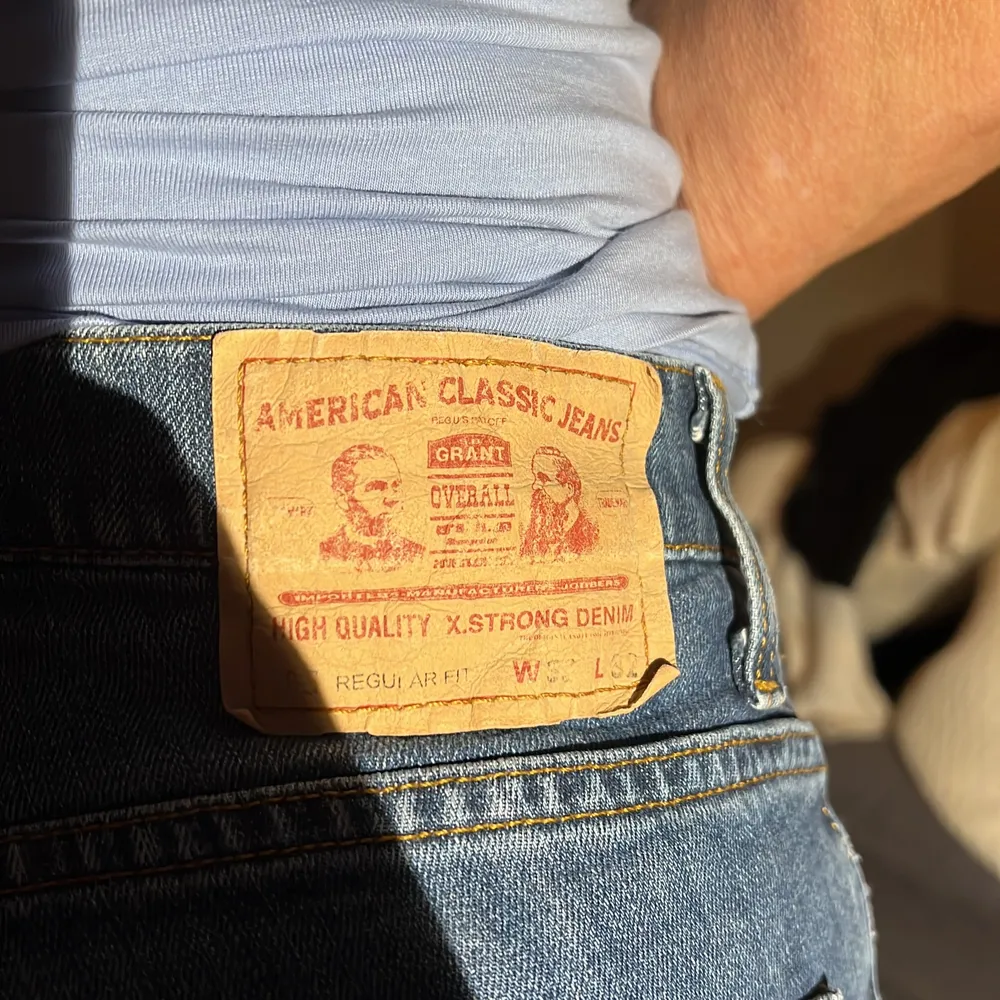 Säljer dessa jättesnygga jeans som jag köpt second hand!. Jeans & Byxor.