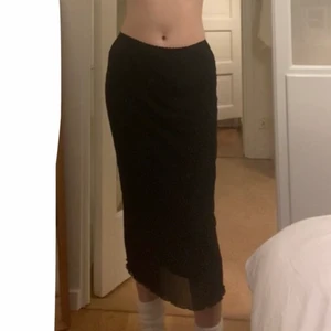 Midi skirt - Svart midi skirt från monki, skönt material o perfekt till sommaren!