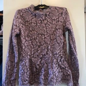 Spets tröja  - Jätte fin lila spets tröja. Den är genomskinlig och det är en liten krage på den som man kan knäppa bak till med dragkedja och knapp. Använd ett fåtal gånger då jag tyvärr inte trivdes i den.