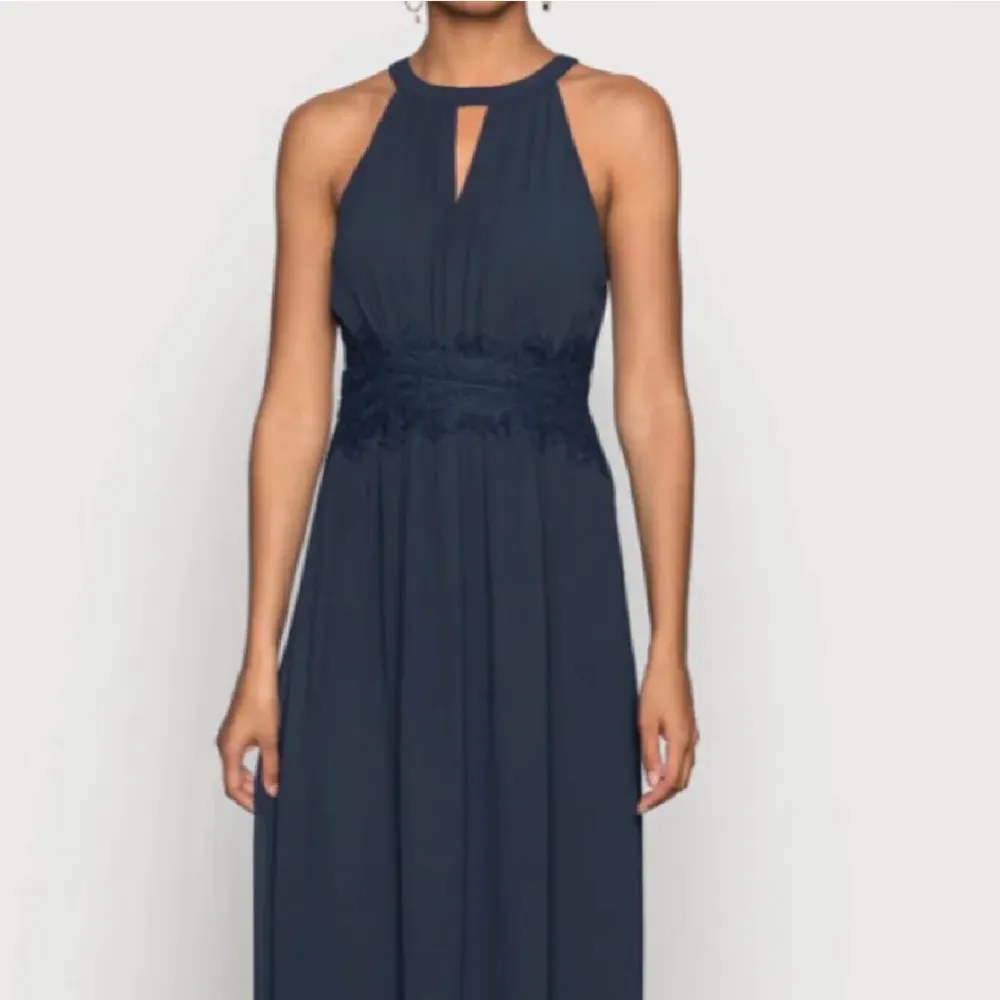 Säljer denna fina blå balklänning då jag råkade köpa 2. Jättefin och helt oanvänd. Klänningar.