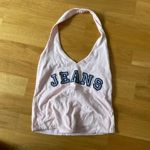 Halterneck linne från 2000-tal! - Många som var intresserade så sätter den på budgivning! Går ner till midjan men passar o vika upp till croptop oxå😊 bekvämt och enkelt!