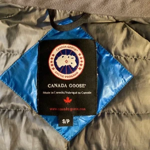 Canada Goose väst: Storlek S - Säljer min canada goose väst för 2500. Den är använd där av priset. Säljes på grund av den är för liten. Priset kan diskuteras vid snabb affär.