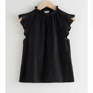 Other stories topp - Säljer min helt oanvända söta söta blus från other stories typ aldrig använd❤️‍🔥❤️‍🔥säljer endast för bga pris, köpt för 500