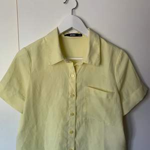 Gul kort skjorta, väldigt somrig och fin! Från Bikbok i storlek XS! Köpare står för frakt på 49kr