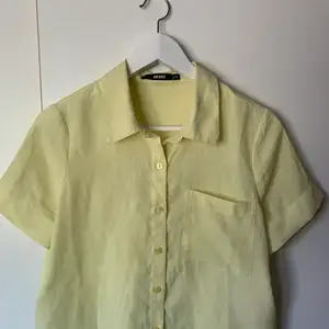 Gul kort skjorta, väldigt somrig och fin! Från Bikbok i storlek XS! Köpare står för frakt på 49kr