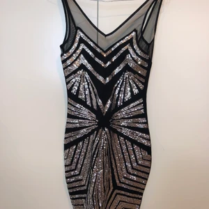 Paljettklänning  - Paljettklänning jag använt till nyår. Men är för liten för mig nu. Snygg, tajt på. Köpt på Nelly.