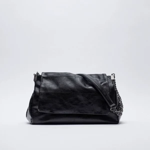 ZARA väska  - Säljer min skitsnygga väska från zara, kommer dock inte till användning och behöver därför ett nytt hem!! 🫶🏼 Väldigt sparsamt använd ✨💕