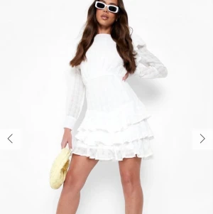 Vit klänning - En klänning från boohoo i storlek s.