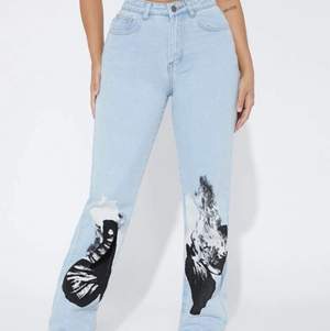Säljer ett par fina jeans har använt dom ett par gånger men exakt som nya. ❤️hopps någon är intresserad❤️