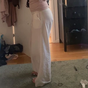 Linnebyxor - Säljer mina älskade linnebyxor. Snörning i midjan .Köpta på humana . Använda 2-3gånger så de är i nyskick.