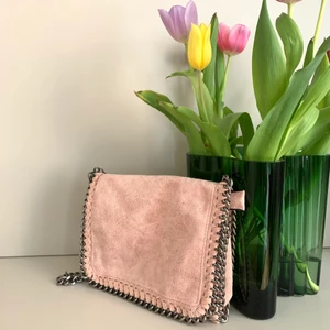 Väska - En söt handväska som liknar StellaMccartney. Säljer för 40kr🌸