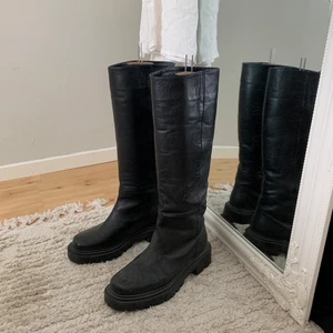 höga stövlar  - har fler par stövlar så säljer av 💘 dessa e knappt använda 😌 så sköna på 🥰 nypris 1299kr