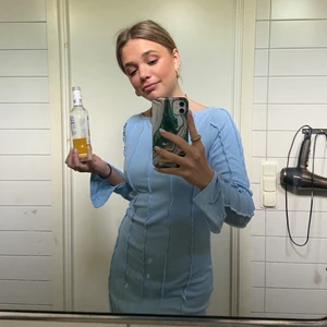 Nakd/Hanna schönberg klänning - Säljer denna as sköna klänning från hannah schönbergs kollektion med nakd förra året, pris går att diskutera vid snabb affär. Är 166cm lång och klänningen är i S, andra bilden är lånad från bianca ingrosso hihi. Frakt ingår inte!