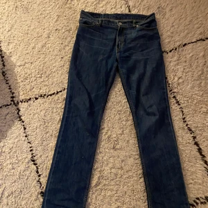Levis jeans - Säljer ett par sjukt snygga Levis jeans. Tyvärr så är de lite för stora för mig därför sälj de💕. Jag tror att byxorna är i M/L men inte helt säker💕