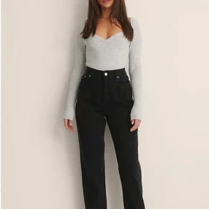 Bajs slits jeans  - Säljer dessa jeans då dom aldrig har använt. Jeansen är så gott som nya och är jätte fina. Priset kan såklart diskuterats och jag köpte dom för 450kr. Ställa gärna frågor om ni undrar något om jeansen så svarar jag så snabbt jag kan! 