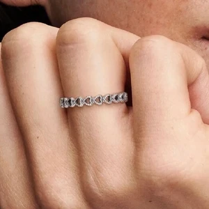 Pandora ring - En jättesöt ring från Pandora. Helt ny, aldrig använd. Storlek 48, vilket innebär att omkretsen på ditt finger bör vara 48 mm