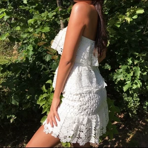 Klänning  - (Lånade bilder) Såå himla fin klänning som jag köpte här på plick, säljer då den var för liten på mig som är 175cm och har storlek 36/38. Ärmarna är bortklippta som man kan se på bilderna. Skickas med spårbar frakt för 66kr🌟