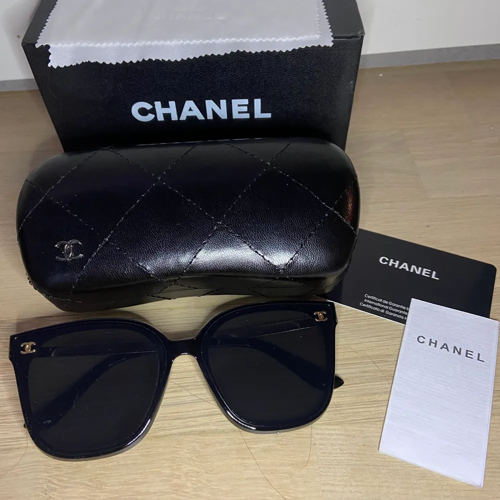 Chanel inspirerade solglasögon helt nya! Allt på bilden ingår✨ skriv för fler bilder eller frågor!. Accessoarer.