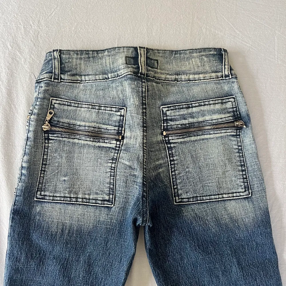 Supercoola midwaisted jeans med dragkjedje-detalier! Passar någon som vanligtvis har storlek XS-24/25 i byxor:) Dem är utsvängda i benen utan några större defekter. Kontakta mig om ni har några frågor!<3. Jeans & Byxor.