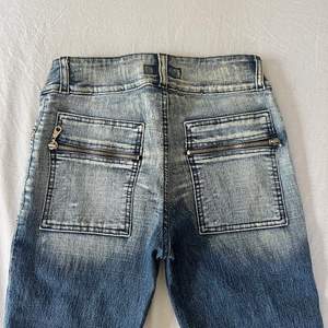 Supercoola midwaisted jeans med dragkjedje-detalier! Passar någon som vanligtvis har storlek XS-24/25 i byxor:) Dem är utsvängda i benen utan några större defekter. Kontakta mig om ni har några frågor!<3