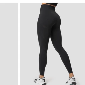 Icaniwill Träningstights  - Från icaniwill, divine , sköna men har knappt kommit till användning för mig. Minns ej strl men brukar ha 34-36. Sitter bra på mig som är 164cm och väger ca 60 kg