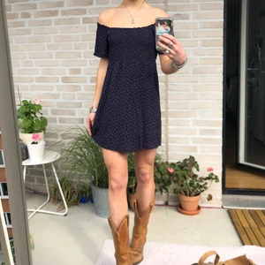 Klänning - Mega söt liten blå klänning! Väldigt bekväm. Storlek s men har stretch så funkar även på större storlekar utan problem. Fraktar eller möts i Fridhemsplan⭐️⭐️