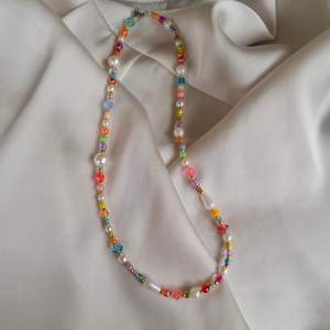 Färglatt pärlhalsband med blandade pärlor 🪐  Piffar upp en vanlig outfit! 😊 Frakt 13kr om du betalar med Swish! 