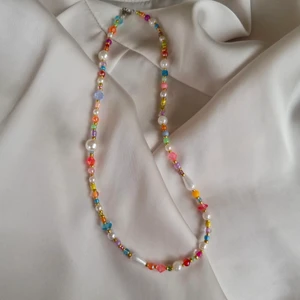 Pärlhalsband - Färglatt pärlhalsband med blandade pärlor 🪐  Piffar upp en vanlig outfit! 😊 Frakt 13kr om du betalar med Swish! 