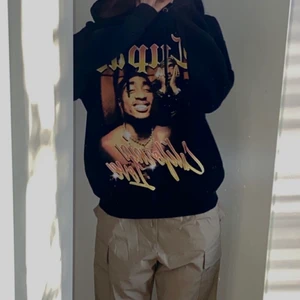 Tupac Hoodie  - Säljer min 2pac hoodie som är i storlek M, som jag köpte från Pull&Bear. Har inte fått någon användning av den på senaste eftersom den längre inte är min stil. Den är i perfekt skick och material (inga fläckar, hål osv). Jätte snygg och coola färger. 