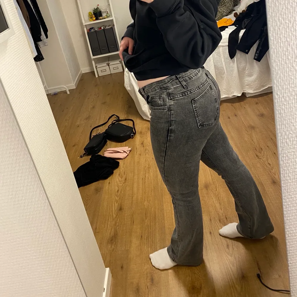 Gråa lågmidjade jeans som är i nyskick, beställde hem dem för inte alls länge sen men det är inte riktigt min stil. Så nu säljs de! Endast använda två gånger, så som nya! Jag är 1.60 lång, skriv gärna fler frågor om det är något som du undrar över💕. Jeans & Byxor.