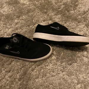 Nike sb skor - Ett par nike sb skor som jag andvänt typ 4 gånger max men tyvärr är dom för små för mig,dom är i jättefint skick!💕