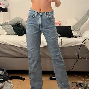fina weekday jeans modell row färg sky blue! köpta för 500kr bra skick! säljer för att de inte kommer till användning längre men det är verkligen byxor som passar till allt!! köparen står för frakten<3 skriv om ni undrar nått eller vill ha fler bilder<3