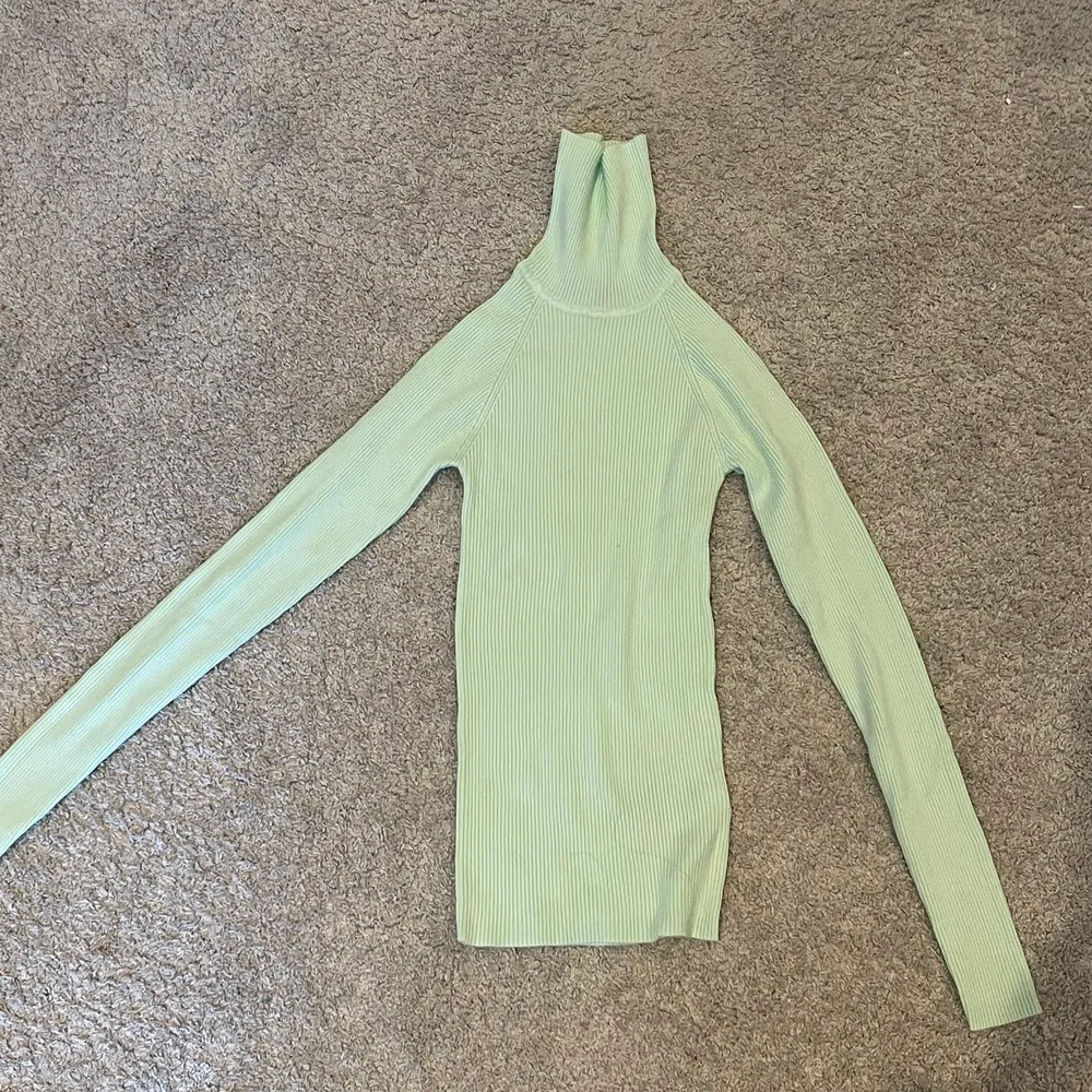 💗säljer denna superfina gröna polo tröjan ifrån Gina Tricot . I storlek XS.Köpte den förra våren.Säljer den då den tyvärr inte kommer till andvändning 💗. Tröjor & Koftor.