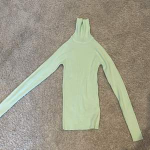 💗säljer denna superfina gröna polo tröjan ifrån Gina Tricot . I storlek XS.Köpte den förra våren.Säljer den då den tyvärr inte kommer till andvändning 💗