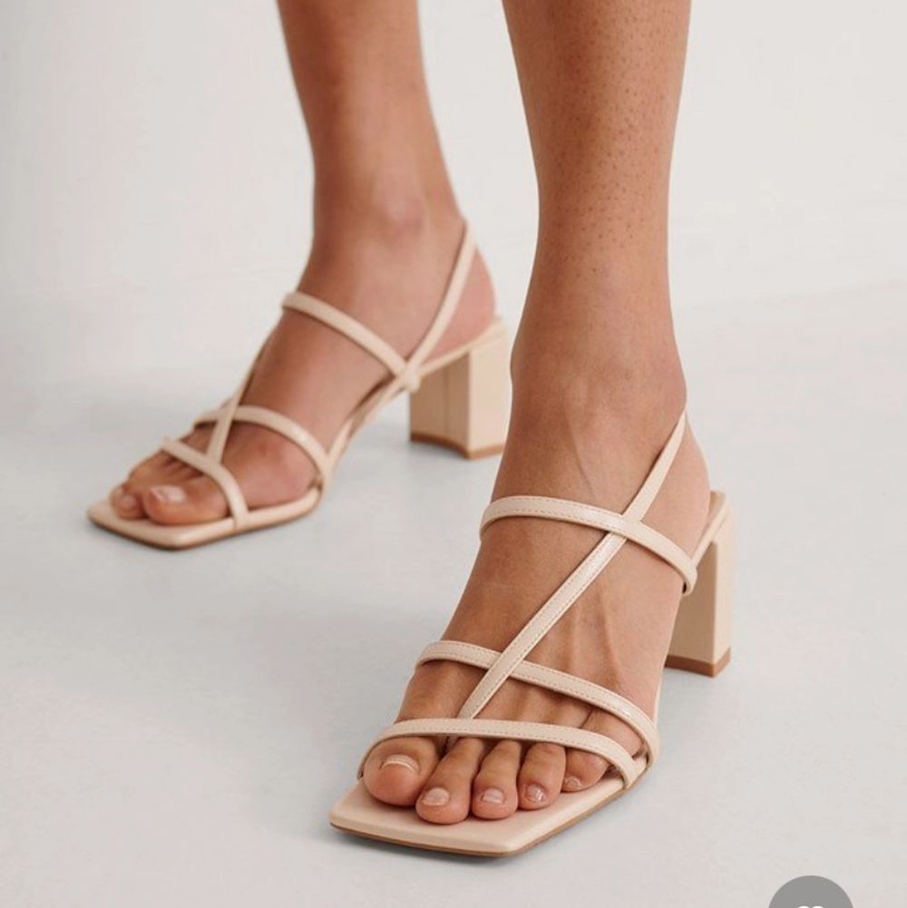 Super populära söta klackar från NAKD. Endast använda på min bal, de vill säga nästan ny-skick. Medelhög klack i en beige färg. Storlek 38. Köparen står för frakten💕💕💕 Köpta för 500 kr på deras sida . Skor.