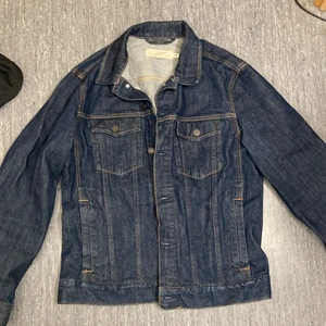 Jeans jacka - Rensar garderoben helt och hållet för att få plats för nya kläder, allt är i bra skick!!  Köparen står för frakten som kommer kosta lite extra bara!