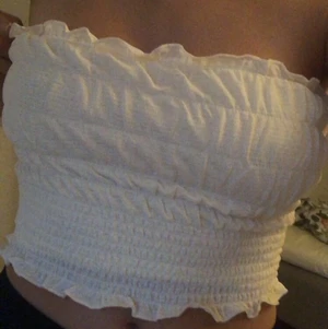 Vit topp - Säljer denna helt nya vita toppen från H&M då den inte passar och inte heller går att skicka tillbaka. Köpte den för 100 kr men säljer för 80 kr + frakt! Tröjan kommer även med prislapp💗💗 den har straps men kan bli strapless 