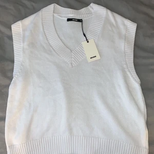 Vit Bikbok väst - Säljer min fina väst från bikbok som jag köpte lite spontant. Den har aldrig kommit till användning utan bara testats. Lappen sitter kvar! 🥰 Köpt för 300