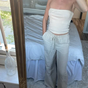 Linnebyxor h&m 🫶🏻 - Säljer mina linnebyxor från h&m då jag inte riktigt passar i dom. Har sytt upp dom ungefär 2cm men de går fortfarande nedanför hälen på mig, endast använda typ 5 gånger.