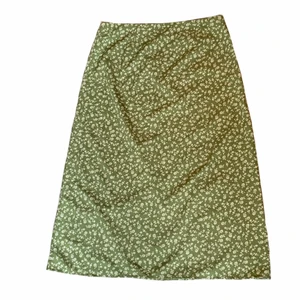 Blommig midi kjol - Fin grön och vit blommig midi kjol. Midjemått: 77 cm Längd: 74 cm  ! Kjolen är fortfarande tillgänglig eftersom vinnande budgivare ångrade sig. Den kostar fortfarande 90 kr💕 !