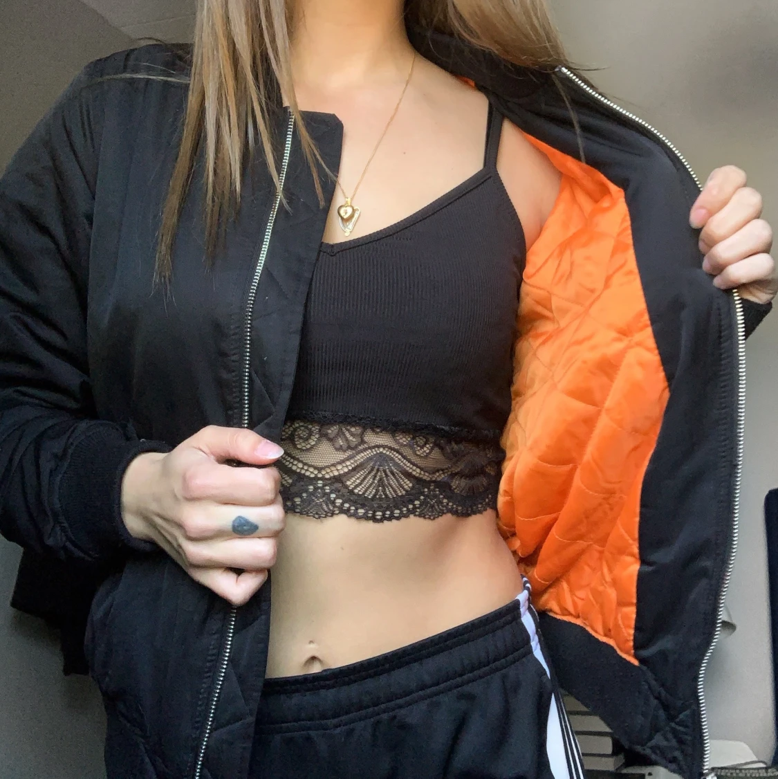 Svart/orange bomberjacka