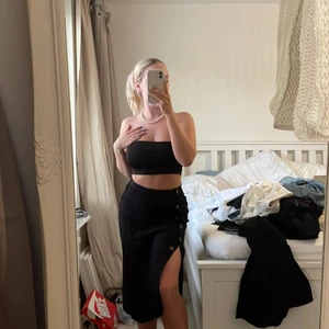 Kjol - Säljer den här kjolen då jag hade två stycken. Super fin, går att ha lågmidjade🖤