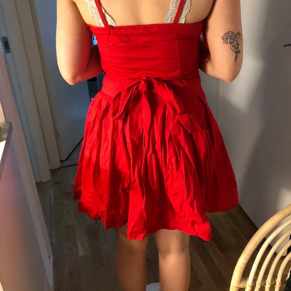 En jättefin röd klänning, använd en dag, perfekt för 50-tals tema Elr annat! . Klänningar.
