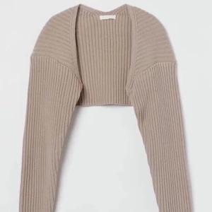 Bolero hm - Säljer denna super fina bolero då den inte kommer till användning längre. Den är använd ett fåtal gånger och har inga defekter. Skriv privat vid fler frågor eller ifall ni vill ha fler bilder💕🫶🏻