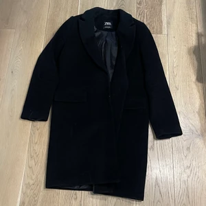 Kappa zara  - Jättefina kappa från zara. Stängs enkelt med en knapp, fake fickor. Använd ett fåtal gånger men i fint skick. Storlek s. 