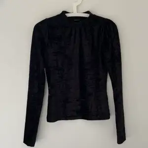 En oanvänd snygg svart plysch tröja från Gina tricot. Bara att skriva vid frågor eller mer bilder! Frakt kan bli billigare