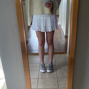 Superfin vit kjol som passar perfekt nu till sommaren! Säljer för att jag har en till liknande! Storlek M från pull and bear men passar mig som har S, köptes förra sommaren💕