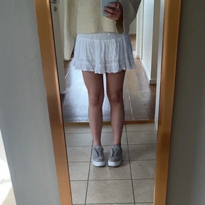 Vit kjol - Superfin vit kjol som passar perfekt nu till sommaren! Säljer för att jag har en till liknande! Storlek M från pull and bear men passar mig som har S, köptes förra sommaren💕